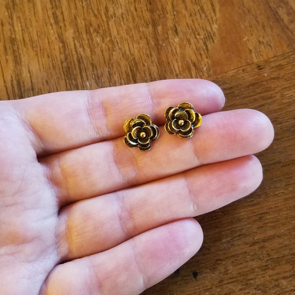 NWOT Gold Bronze Flower Studs - Picture 6 of 7